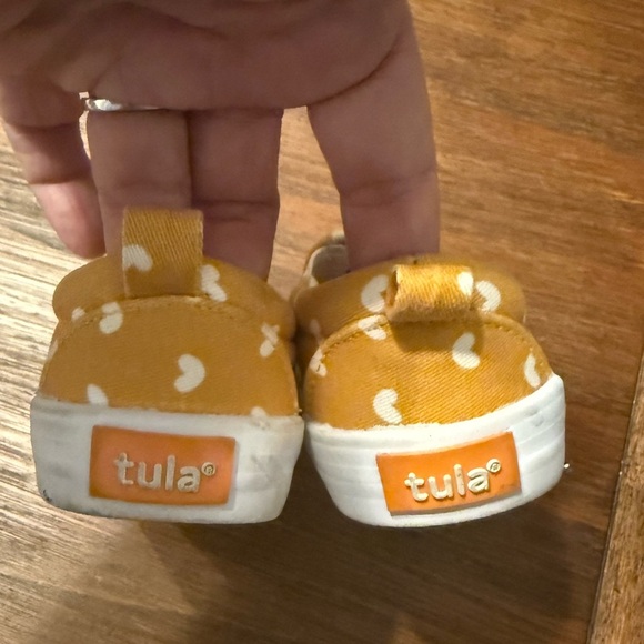 TULA Toddler Girl Slip On Canvas Shoes, Yellow with White Hearts, size 5 - Picture 4 of 7